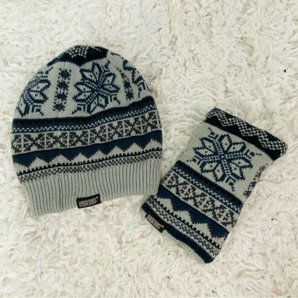 Muk Luks reversible Gray and Blue Snowflake Beanie and wrist warmer